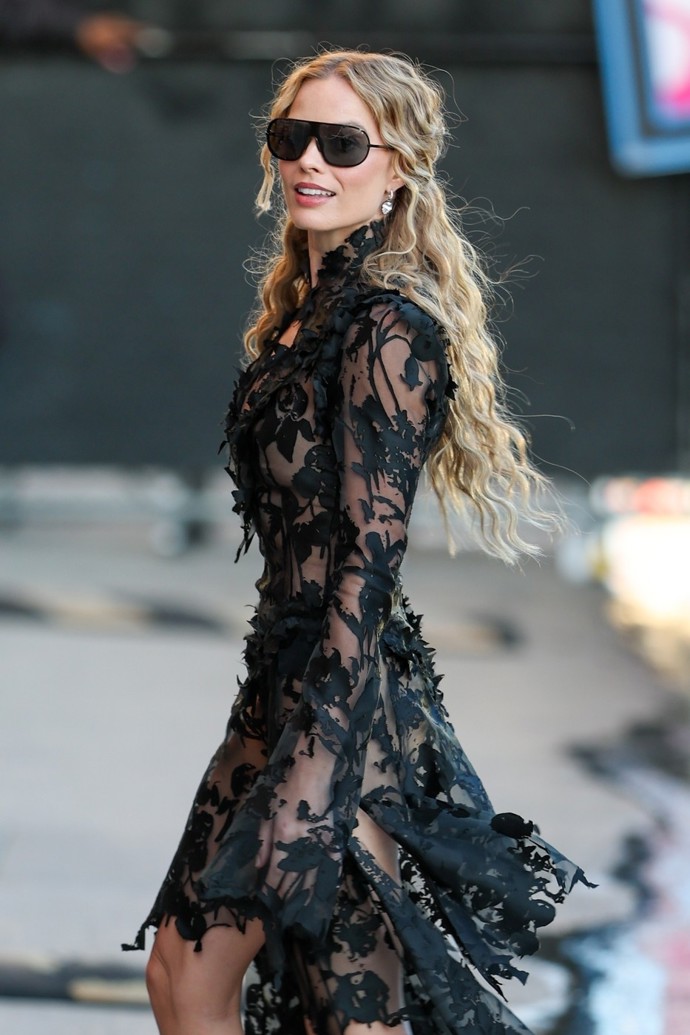 Margot Robbie v šatech Alexander McQueen

 
