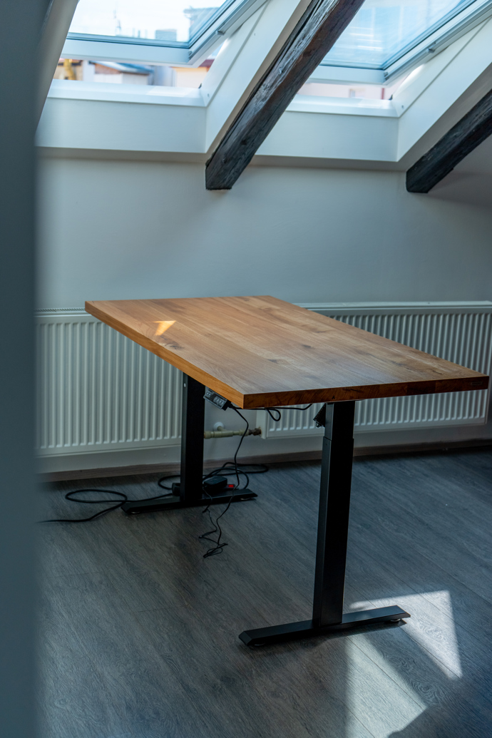Dřevo pro majitele Adama nikdy nebylo cizí materiál. Vztah k němu si vybudoval už v dětství díky dědovi, se kterým trávil čas v dílně. 
