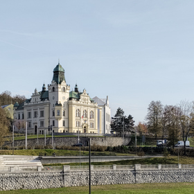 Historickou radnici ve Slezské Ostravě čeká nová kapitola. Ne však taková, která by jí vzala minulost, spíš jí rozvíjí. Přístavba podle návrhu ateliéru A8000 představuje citlivý dialog mezi historií a současností, mezi důstojností minulého století a potřebami moderní veřejné správy.
Historickou radnici ve Slezské Ostravě čeká nová kapitola. Ne však taková, která by jí vzala minulost, spíš jí rozvíjí. Přístavba podle návrhu ateliéru A8000 představuje citlivý dialog mezi historií a současností, mezi důstojností minulého století a potřebami moderní veřejné správy.