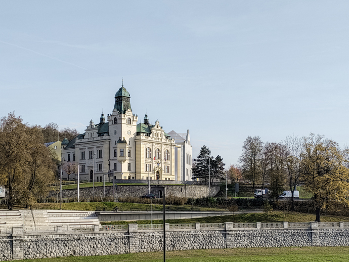 Historickou radnici ve Slezské Ostravě čeká nová kapitola. Ne však taková, která by jí vzala minulost, spíš jí rozvíjí. Přístavba podle návrhu ateliéru A8000 představuje citlivý dialog mezi historií a současností, mezi důstojností minulého století a potřebami moderní veřejné správy.
