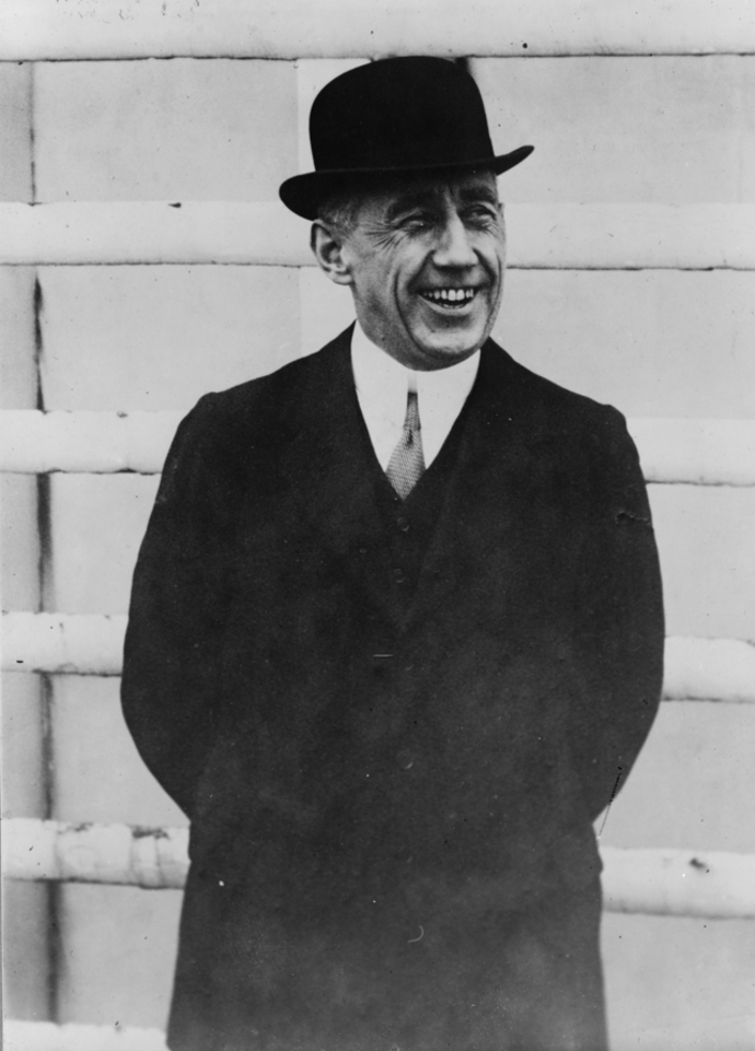 Po polárních expedicích se Amundsen věnoval letectví a pokusil se dosáhnout severního pólu hydroplány i vzducholodí. V roce 1926 přeletěl severní pól vzducholodí Norge, čímž se stal jedním z prvních lidí na obou pólech.

