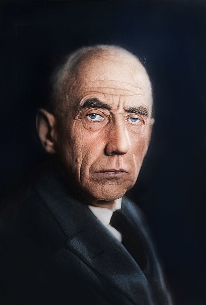 Amundsen nikdy nehledal romantické hrdinství na efekt. Jeho přístup kombinoval odvahu s praktickými dovednostmi, což vedlo k historickým úspěchům a přežití v extrémních podmínkách.
