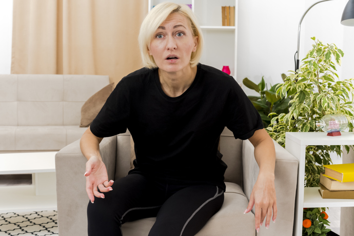 Stává se z ní hypochondr, svým strachem už otravuje rodinu, ale nemůže si pomoci. Ví, že je to problém, ale strach o vlastní život je silnější než ona.
Stává se z ní hypochondr, svým strachem už otravuje rodinu, ale nemůže si pomoci. Ví, že je to problém, ale strach o vlastní život je silnější než ona.