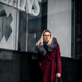 Bordó kabáty lichotí ženám každého věku. V kombinaci s tmavým límcem jsou velmi elegantní. 
