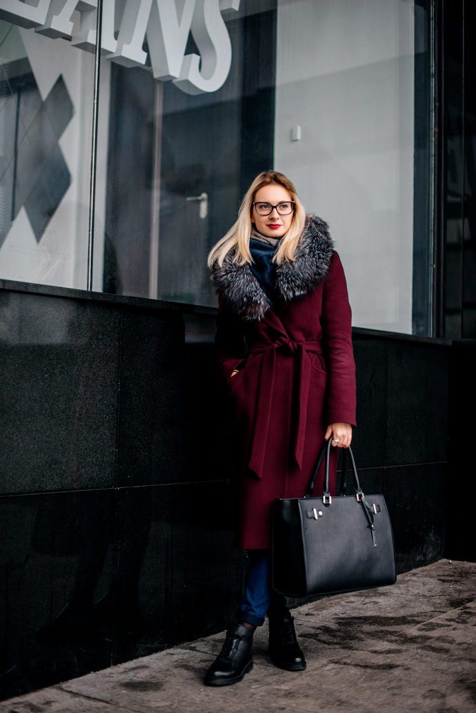 Bordó kabáty lichotí ženám každého věku. V kombinaci s tmavým límcem jsou velmi elegantní. 
