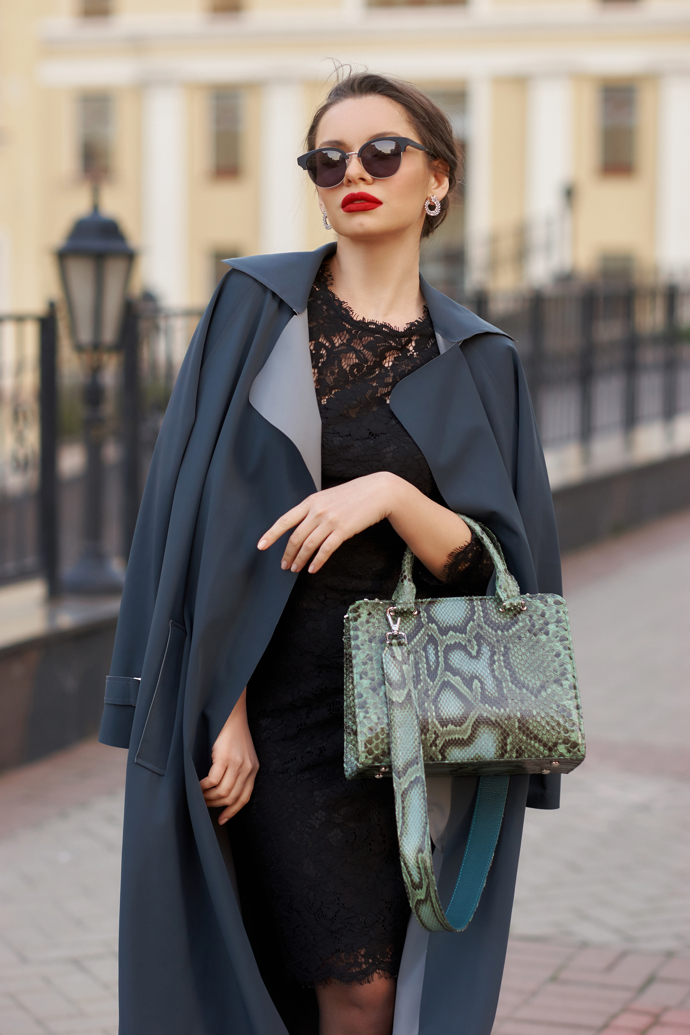 Zvířecí potisky jsou trendy. Hadí motiv na kabelce dokonale vynikne a skvěle si rozumí s noblesním stylem oblékání.
Zvířecí potisky jsou trendy. Hadí motiv na kabelce dokonale vynikne a skvěle si rozumí s noblesním stylem oblékání.