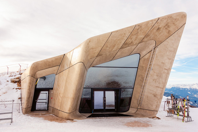 Nepřehlédnutelnou budovu Messner Mountain Museum Corones najdete na vrcholku Kronplatzu
Nepřehlédnutelnou budovu Messner Mountain Museum Corones najdete na vrcholku Kronplatzu