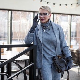 Ladění outfitu tón v tónu je velmi trendy. Základní top tak můžete snadno sladit s vlněným kabátem a pletenými kalhotami. 
