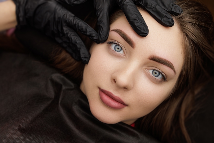 Glamour líčení je oslavou krásy a noblesy. Nyní jej díky jemnější formě můžete zařadit i do každodenního života. 

