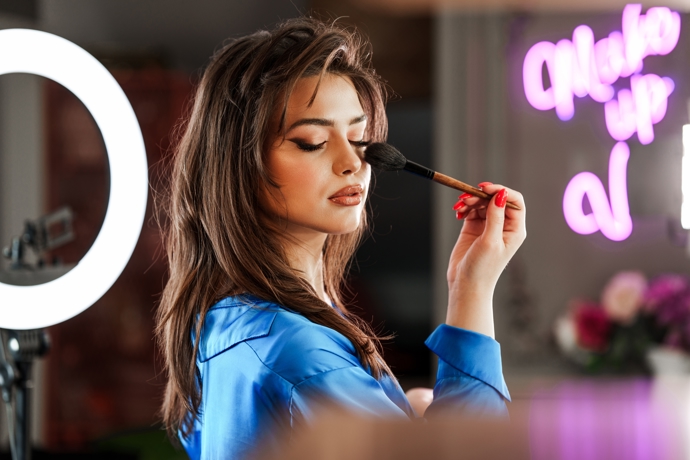 90. léta jsou proslulá výrazným líčením, vlasovými i módními trendy. Od té doby ušlo glamour líčení značný kus cesty a ukazuje se v jemnější podobě. 
