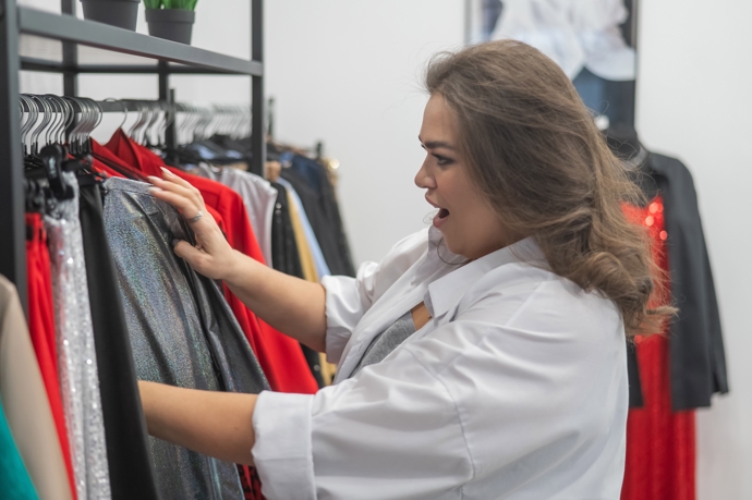 I s velikostí Plus Size si můžete vybírat stylové kousky, které mají výrazný zeštíhlující efekt. Skvěle fungují modely s vysokým pasem nebo projmuté a zavinovací střihy. 
