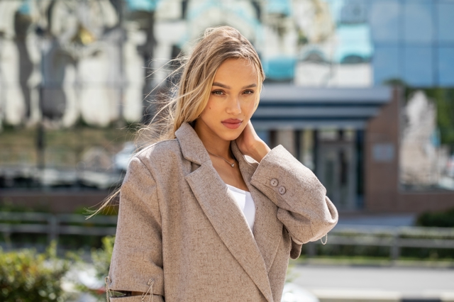 žena v oversized saku