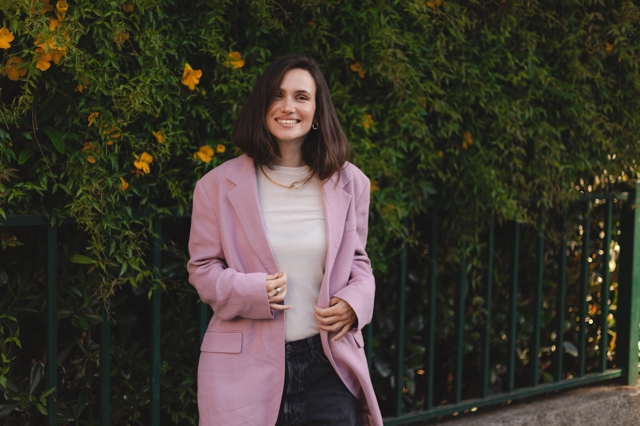 žena v oversized saku