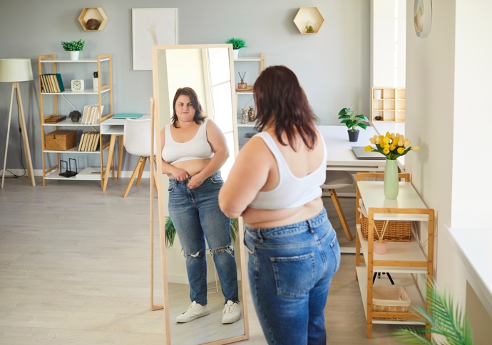 Plus size ženy ocení džíny s volným střihem, vysokým pasem nebo rovnými nohavicemi, které harmonizují proporce. 
