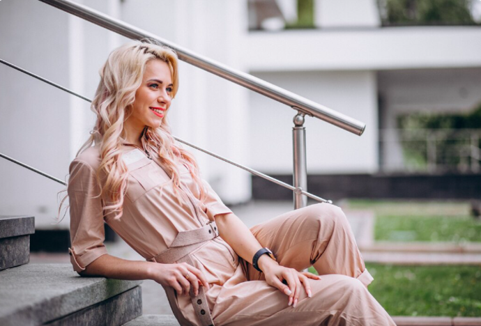 Saténové kalhoty jsou nenápadným, ale velmi výrazným kouskem, který dokáže proměnit i ten nejjednodušší outfit v elegantní a moderní celek.
Saténové kalhoty jsou nenápadným, ale velmi výrazným kouskem, který dokáže proměnit i ten nejjednodušší outfit v elegantní a moderní celek.
