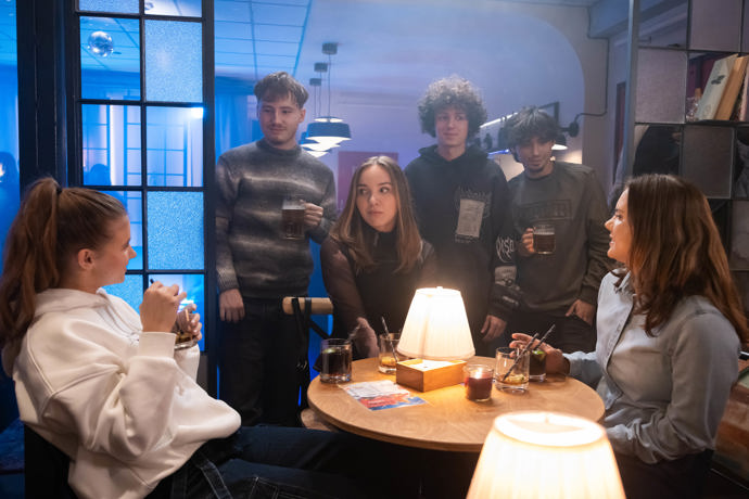 Nekonečný seriál Ulice sleduje dramatické osudy několika rodin žijících v sousedství
