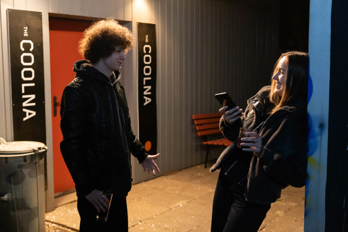Nekonečný seriál Ulice sleduje dramatické osudy několika rodin žijících v sousedství
