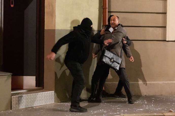 Nekonečný seriál Ulice sleduje dramatické osudy několika rodin žijících v sousedství
