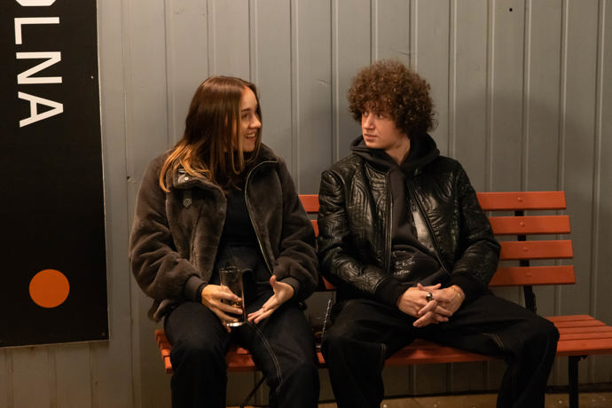 Nekonečný seriál Ulice sleduje dramatické osudy několika rodin žijících v sousedství
