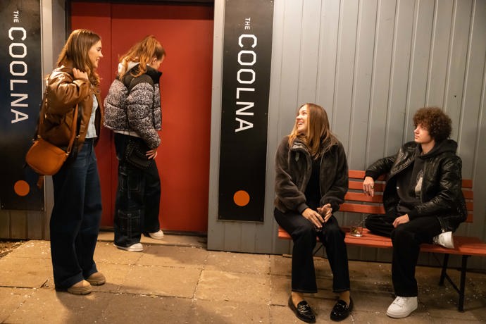 Nekonečný seriál Ulice sleduje dramatické osudy několika rodin žijících v sousedství
