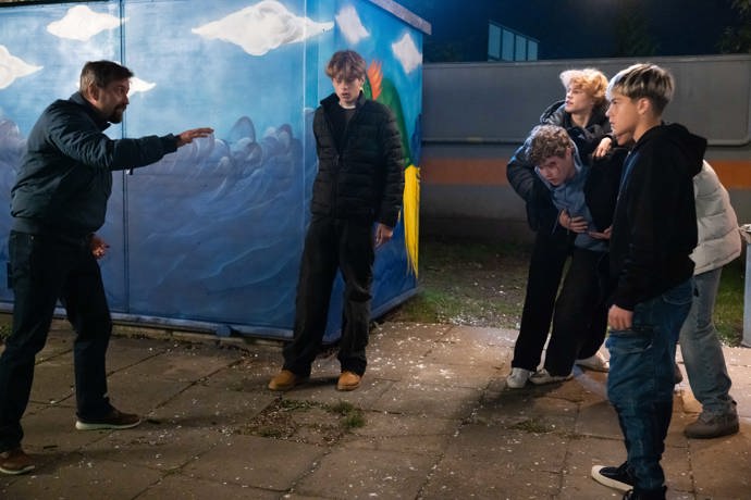 Nekonečný seriál Ulice sleduje dramatické osudy několika rodin žijících v sousedství
