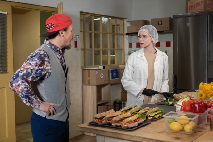 Nekonečný seriál Ulice sleduje dramatické osudy několika rodin žijících v sousedství