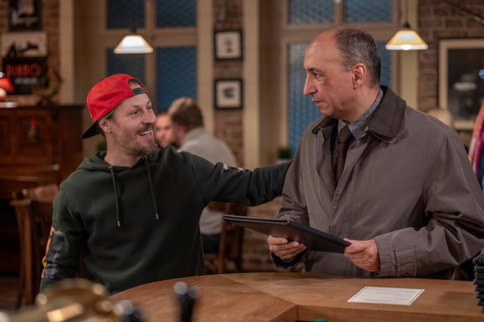 Nekonečný seriál Ulice sleduje dramatické osudy několika rodin žijících v sousedství
