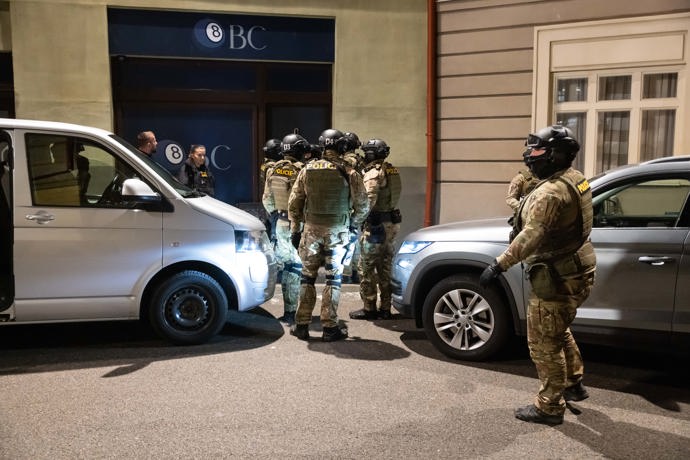 Nekonečný seriál Ulice sleduje dramatické osudy několika rodin žijících v sousedství
