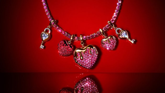 Přívěsek „stékající srdce“ Swarovski, 1 990 Kč
Přívěsek „stékající srdce“ Swarovski, 1 990 Kč