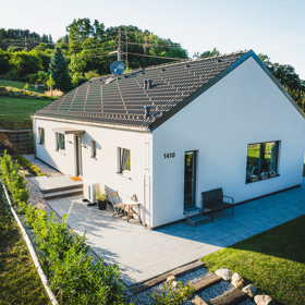 Dřevo, světlo a klid. Čtyřčlenná rodina vyměnila byt v nejvyšším patře za bungalov bez schodů a vytvořila si domov přesně podle svých potřeb. Typový dům si nechali upravit na míru a interiér navrhli sami. Výsledkem je bydlení, které působí přirozeně, útulně, a hlavně skutečně přizpůsobený rodinně.
Dřevo, světlo a klid. Čtyřčlenná rodina vyměnila byt v nejvyšším patře za bungalov bez schodů a vytvořila si domov přesně podle svých potřeb. Typový dům si nechali upravit na míru a interiér navrhli sami. Výsledkem je bydlení, které působí přirozeně, útulně, a hlavně skutečně přizpůsobený rodinně.