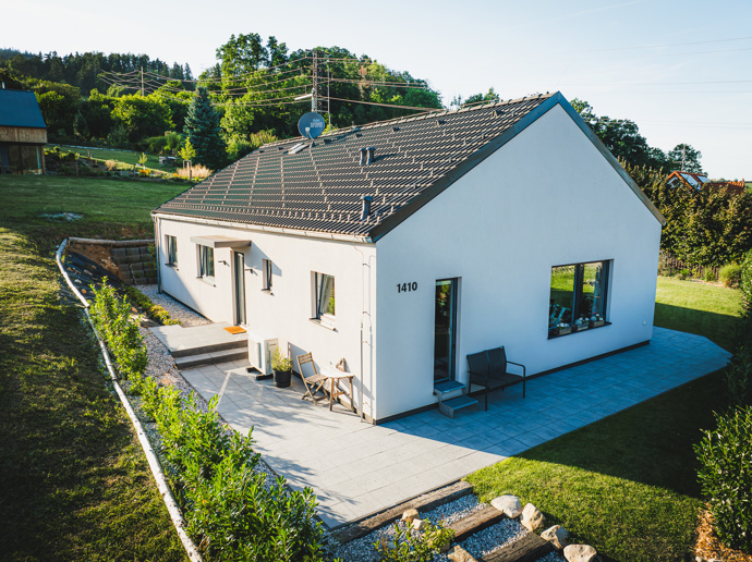 Dřevo, světlo a klid. Čtyřčlenná rodina vyměnila byt v nejvyšším patře za bungalov bez schodů a vytvořila si domov přesně podle svých potřeb. Typový dům si nechali upravit na míru a interiér navrhli sami. Výsledkem je bydlení, které působí přirozeně, útulně, a hlavně skutečně přizpůsobený rodinně.

