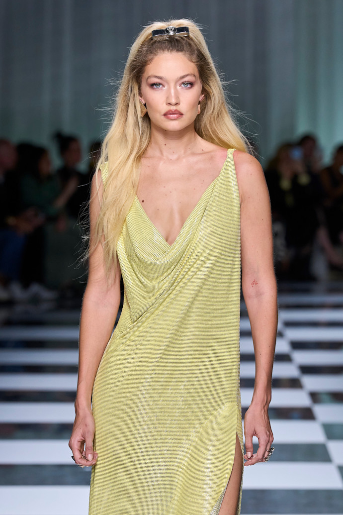 V roce 2024 na přehlídce Versace - blond je prostě její odstín!
V roce 2024 na přehlídce Versace - blond je prostě její odstín!