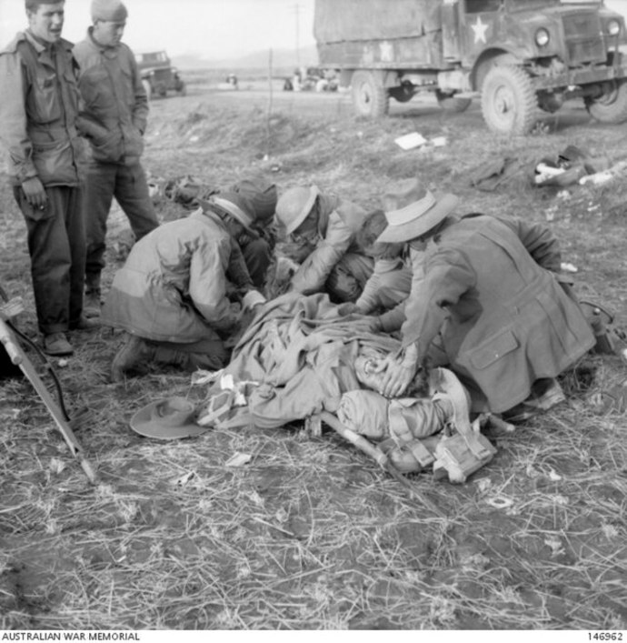 Na bojištích první světové války znamenalo morfium často jedinou úlevu od nesnesitelné bolesti. Zároveň se ale stalo začátkem závislosti, která si mnoho vojáků odneslo domů jako tiché válečné zranění.
Na bojištích první světové války znamenalo morfium často jedinou úlevu od nesnesitelné bolesti. Zároveň se ale stalo začátkem závislosti, která si mnoho vojáků odneslo domů jako tiché válečné zranění.