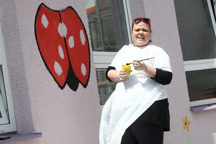 Lucie se s chutí zapojila do projektu malování dětského oddělení v nemocnici
