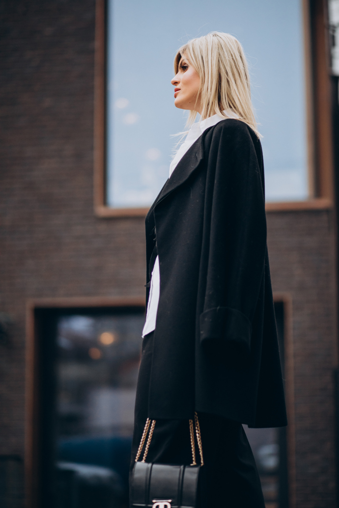 Černá saka a blejzry jsou velice elegantní. Skvěle vypadají v kombinaci s bílými a zlatými doplňky. 
