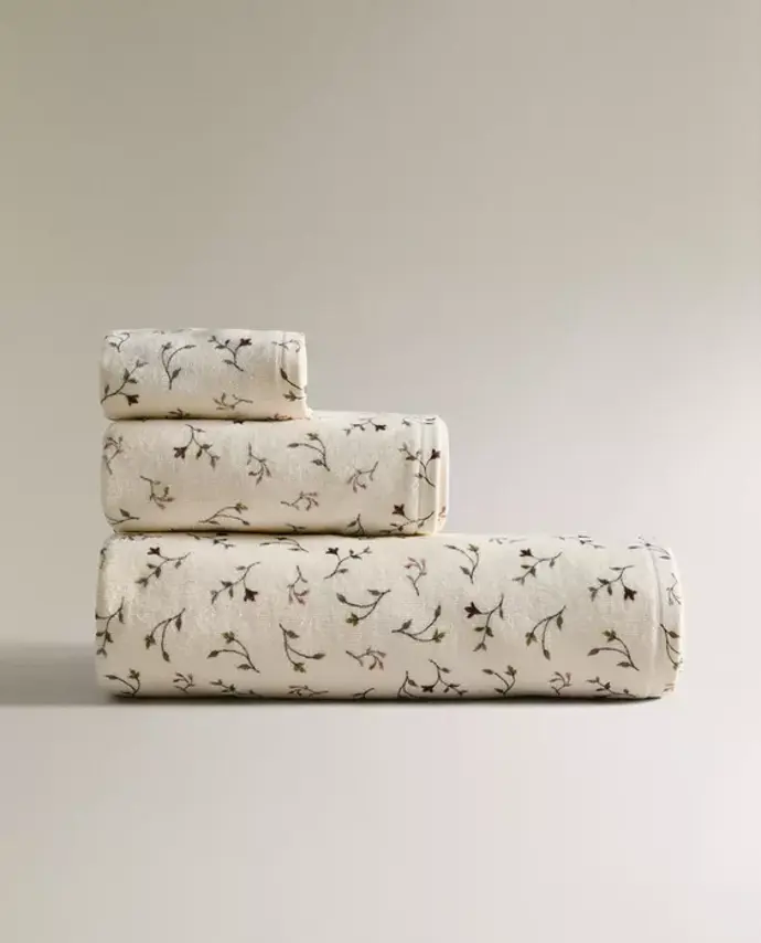 OSUŠKA S KVĚTY, Zara Home, 799 Kč
