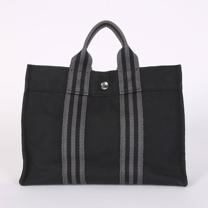 Jednou z praktických tote bags, která by mohla zažít svůj návrat, je model Fourre-Tout od Hermès.
