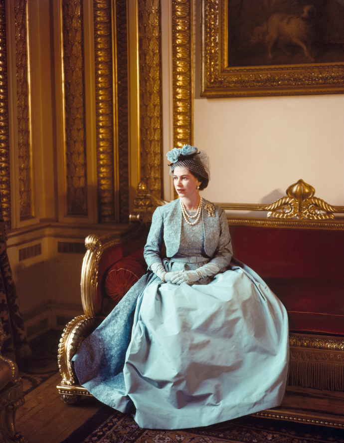 Výstava Queen Elizabeth II: Her Life in Style proběhne v The King's Gallery v Buckinghamském paláci od 10. dubna do 18. října 2026.
