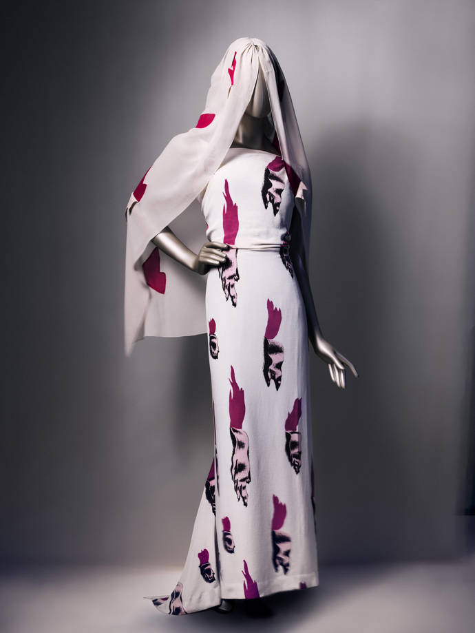 Na výstavě Schiaparelli: Fashion Becomes Art ve Victoria & Albert muzeu v Londýně budou k vidění i šaty vytvořené ve spolupráci se Salvadorem Dalí.
