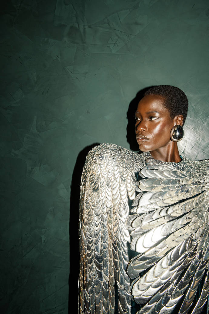 Výstava Schiaparelli: Fashion Becomes Art mapuje tvorbu Schiaparelli včetně éry současného kreativního ředitele Daniela Roseberryho.
