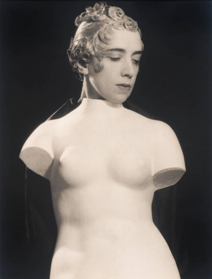 Portrét návrhářky Elsy Schiaparelli od Man Raye z roku 1933
