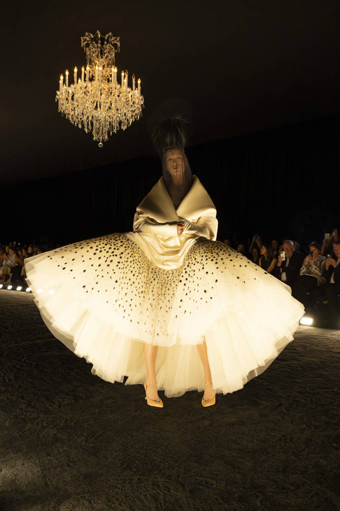 Výstavu Schiaparelli: Fashion Becomes Art můžete navštívit ve Victoria & Albert muzeu v Londýně od 28. března do 8. listopadu 2026.

