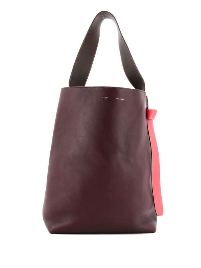 Céline kabelku typu tote v unikátním barevném provedení najdete na second hand platformě Farfetch.
