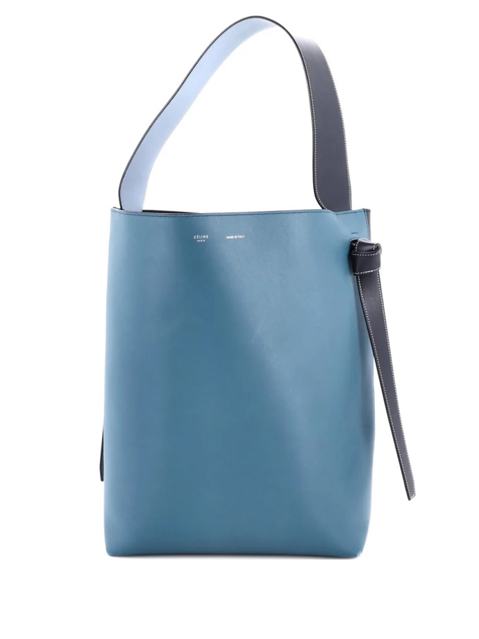 Céline kabelku typu tote v unikátním barevném provedení najdete na second hand platformě Farfetch.
