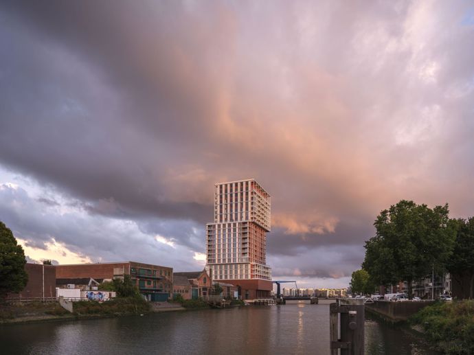 Rezidenční architektura přímo u vody také v Rotterdamu tentokrát z pera architektů ze studia KCAP.
Rezidenční architektura přímo u vody také v Rotterdamu tentokrát z pera architektů ze studia KCAP.