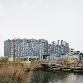 V nizozemském Amsterdamu najdeme zajímavých projektů hned několik. Tento rezidenční projekt navrhli VURB Architects.
