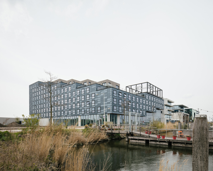 V nizozemském Amsterdamu najdeme zajímavých projektů hned několik. Tento rezidenční projekt navrhli VURB Architects.
V nizozemském Amsterdamu najdeme zajímavých projektů hned několik. Tento rezidenční projekt navrhli VURB Architects.