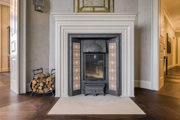 K atmosféře přispívá také funkční krb, klimatizace ve všech obytných místnostech a výška stropů kolem 3,8 metru dává prostoru lehkost i noblesu. 
