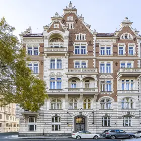 Velkorysý byt na Janáčkově nábřeží spojuje historickou eleganci s moderním komfortem.
Velkorysý byt na Janáčkově nábřeží spojuje historickou eleganci s moderním komfortem.