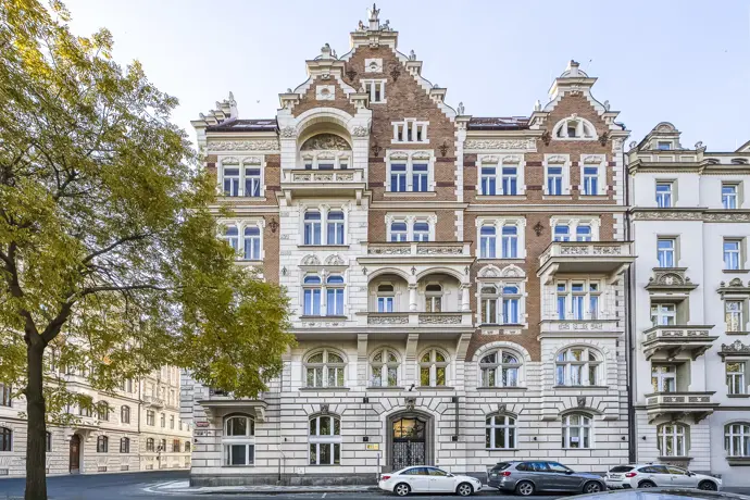 Velkorysý byt na Janáčkově nábřeží spojuje historickou eleganci s moderním komfortem. 
